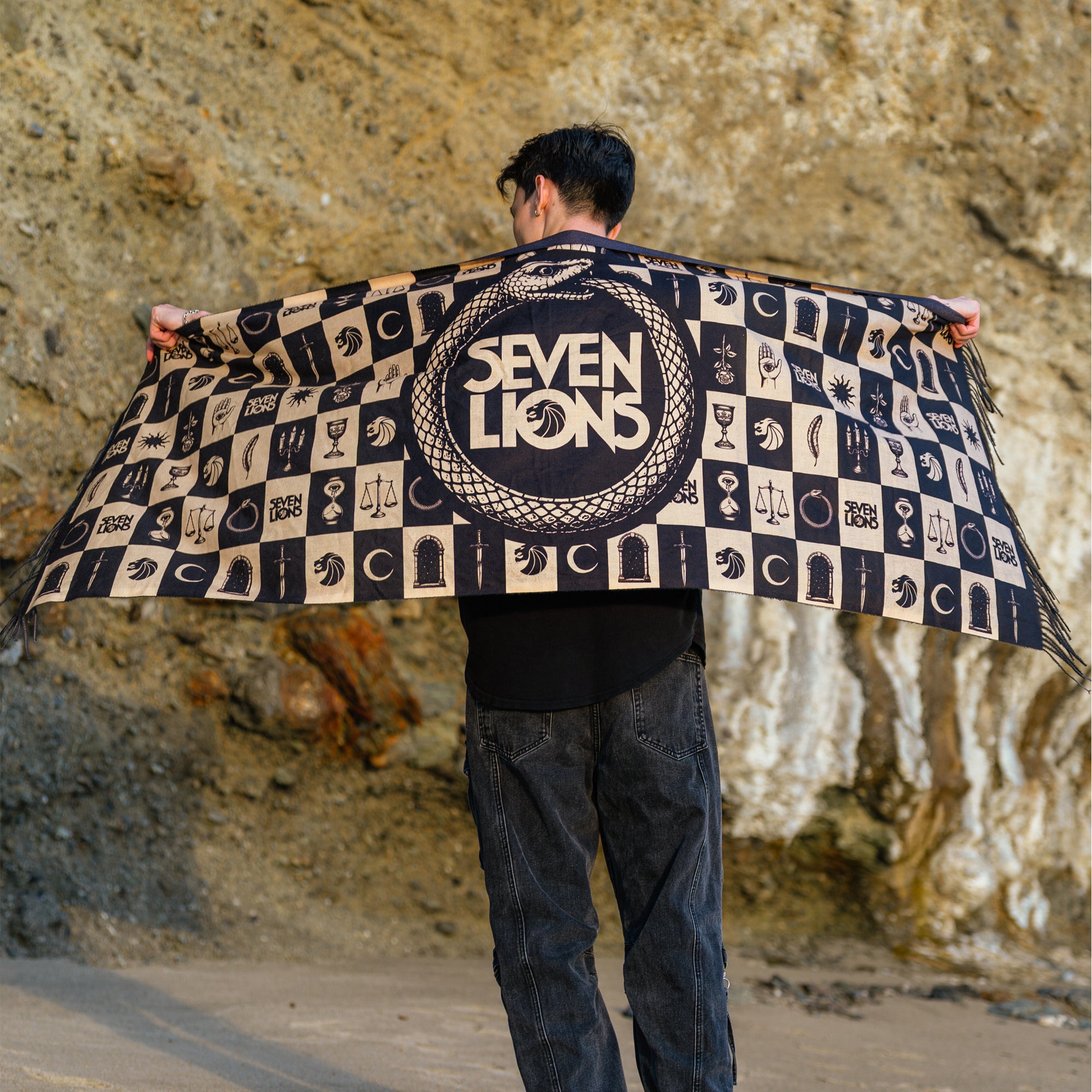 SEVEN LIONS - CHECKERED PASHMINA
